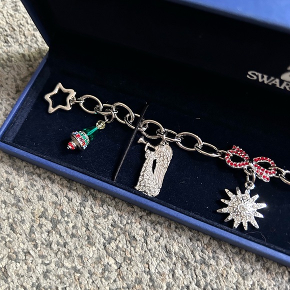 Swarovsk 🎄NIB ⛸️ 2015 🎄Rockefeller Center Christmas NYC charm bracelet - Picture 2 of 4